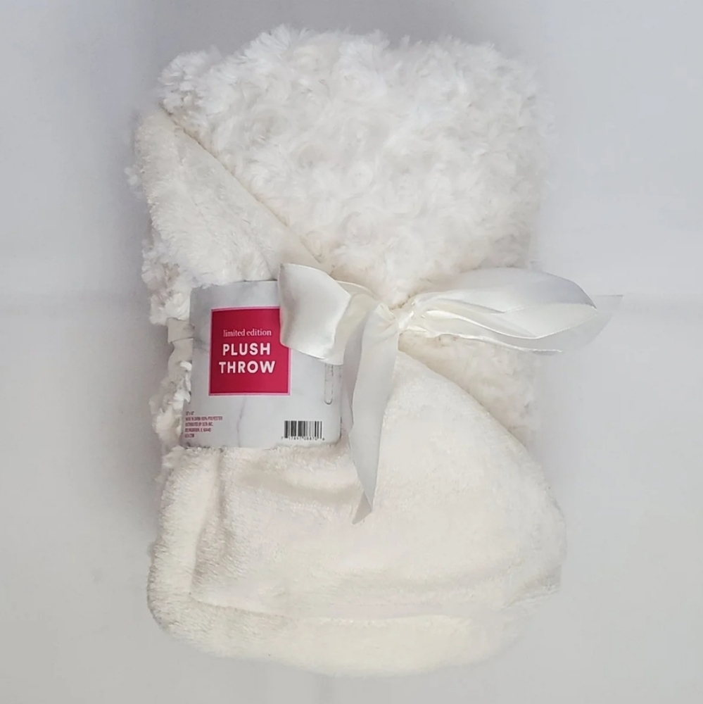 NEW Ulta Plush Rosette Limited Edition Soft Throw Blanket - Picture 2 of 2